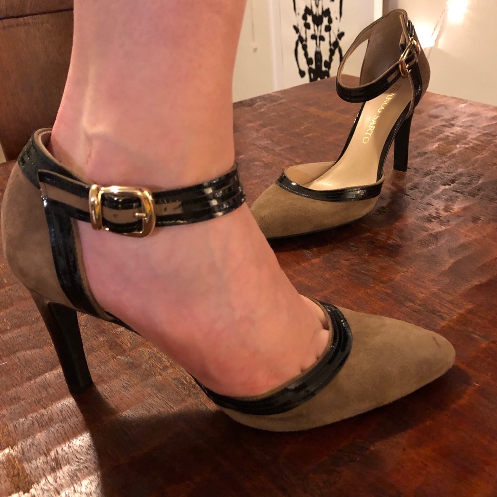 Suede nude and black pumps